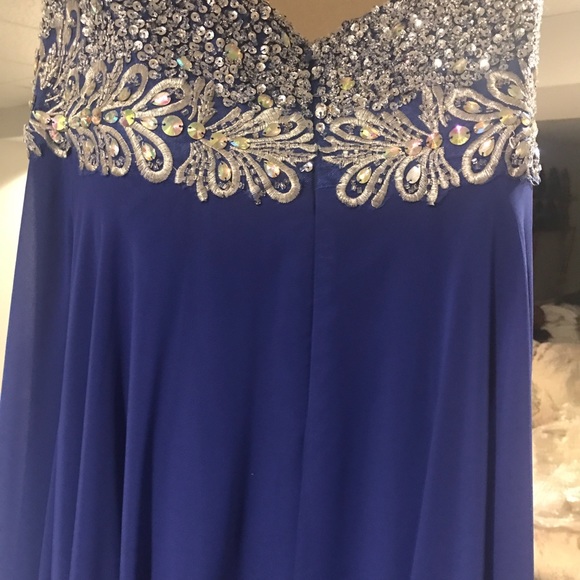 Gown - Picture 4 of 11
